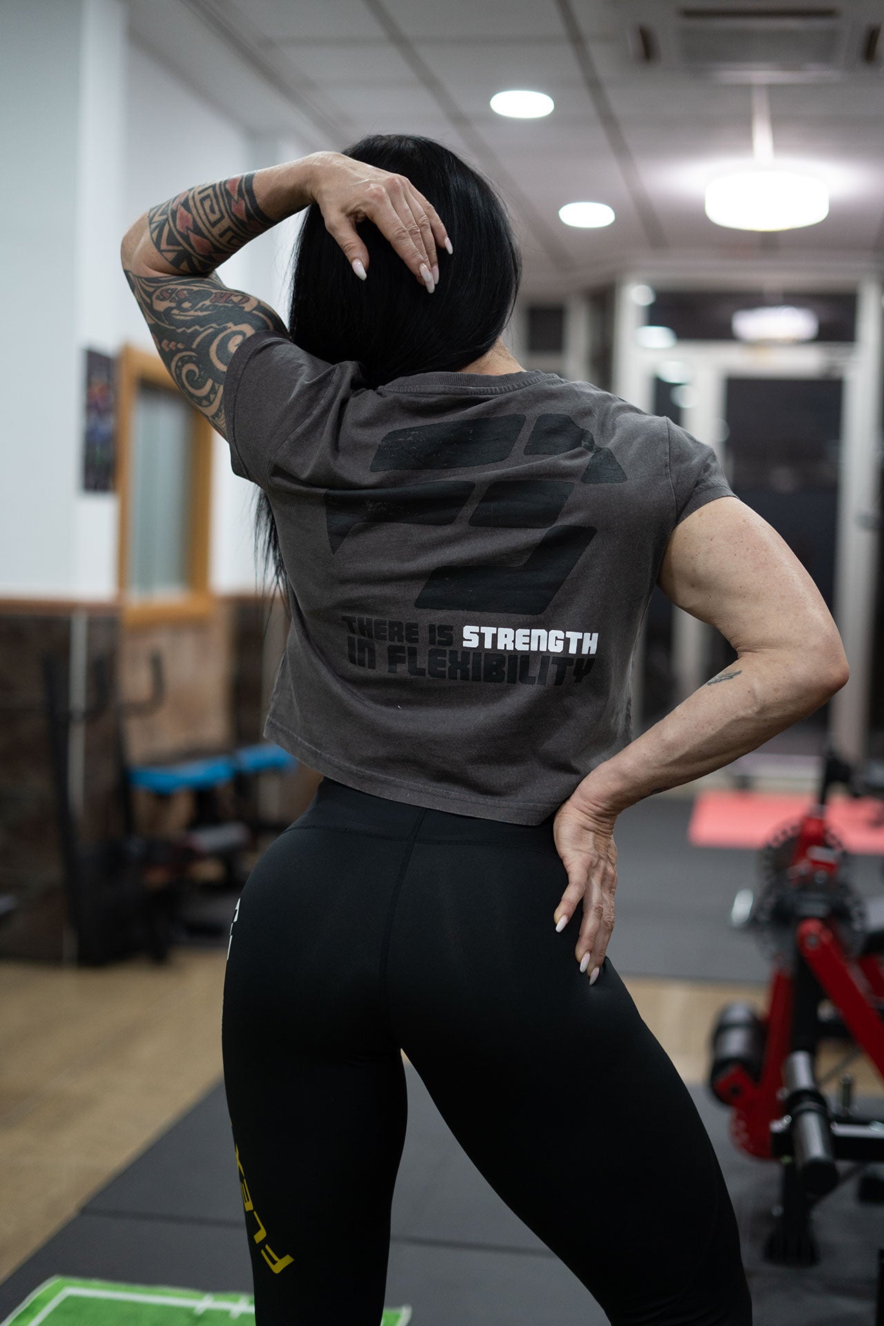 CAMISETA CROPPED STONE WASH STRENGTH IN FLEXIBILITY
